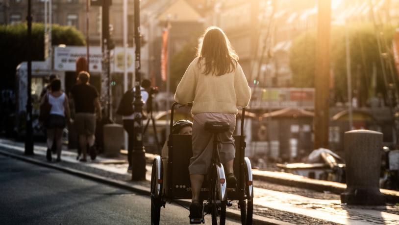 Kvinne på lastesykkel i København