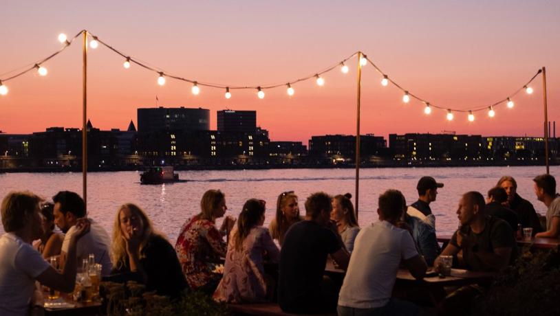 sommerkveld ved Reffen street food marked i København