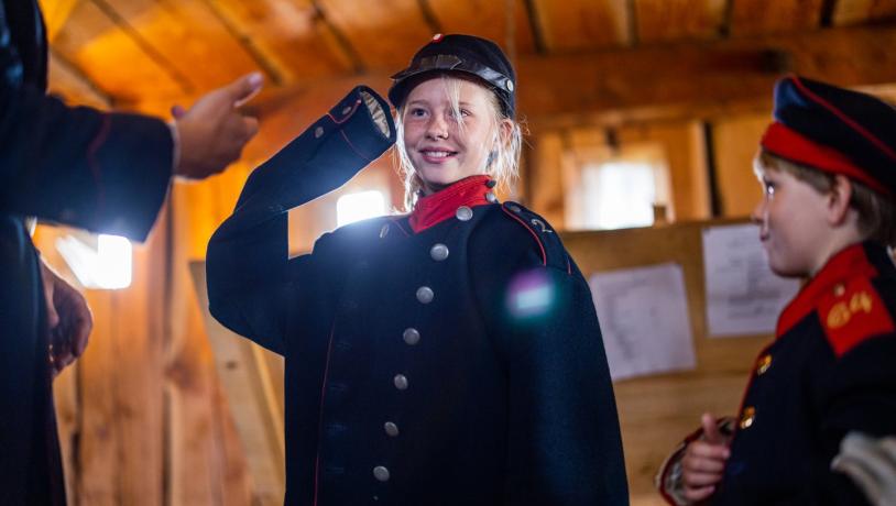 Een meisje in uniform in History Centre Dybbøl Banke