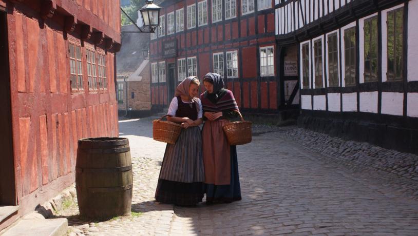 Tjenestepiker ved Den Gamle by i Aarhus