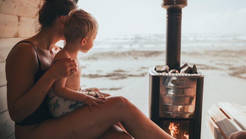 Mor og sønn i mobilsauna på stranden i Fanø i Danmark