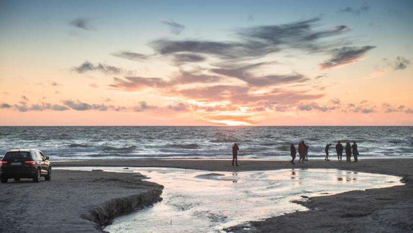 Solnedgang på stranden i Blokhus i Danmark