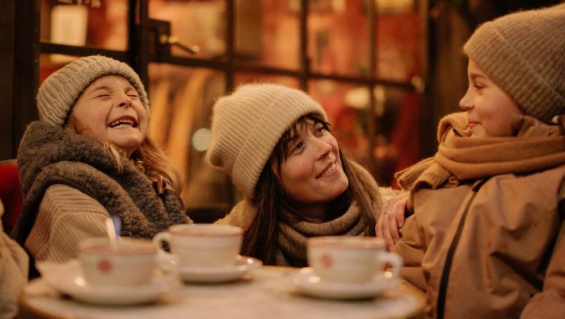 familie drikker kakao på cafe i Købehavn på vinteren
