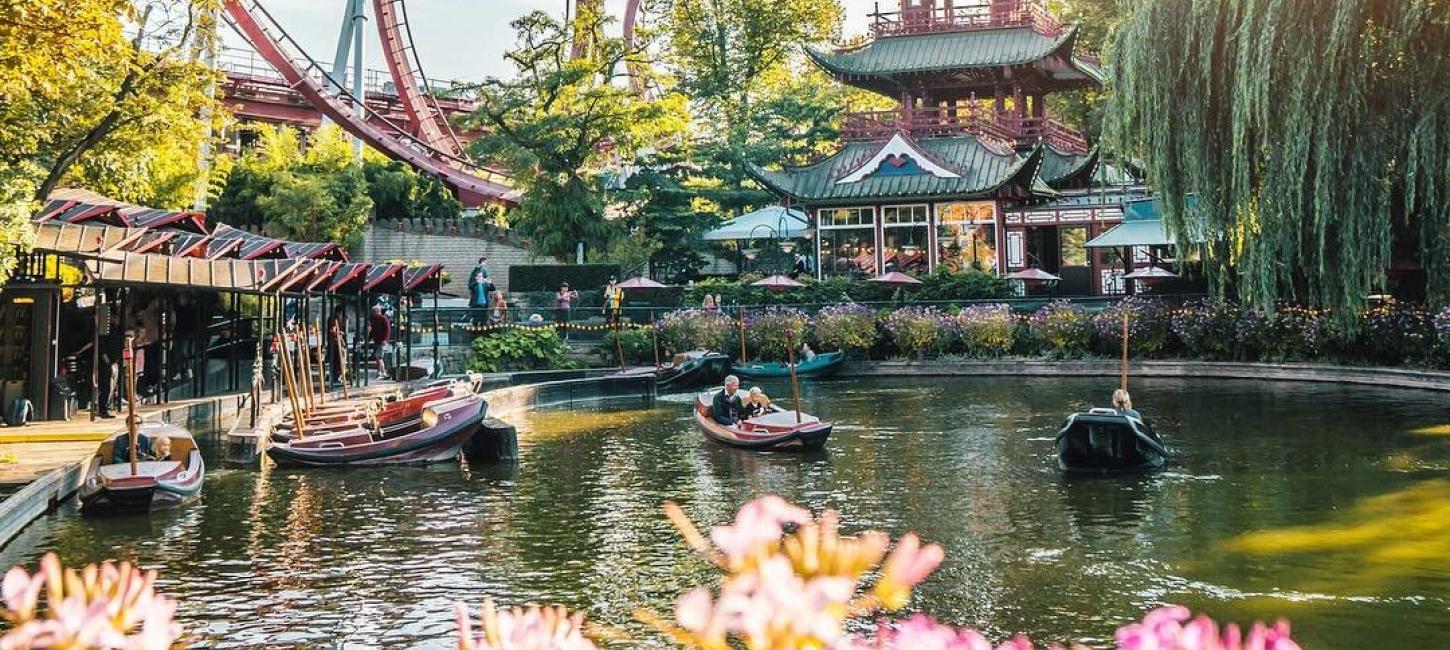 Karuseller og blomster i Tivoli i København på sommeren