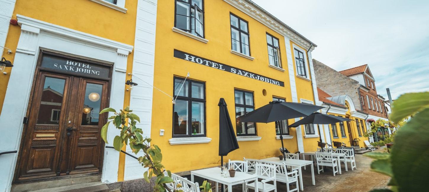 The facade of charming boutique Hotel Saxkjøbing on Lolland-Falster. A small and cozy hotel along the N8 bike route. 