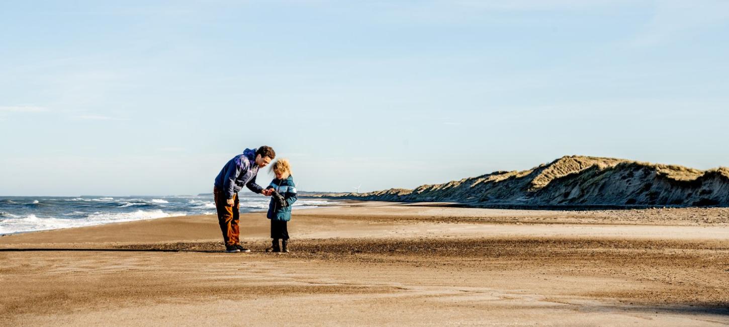 Familie på stranden i Klitmøller, Nordjylland