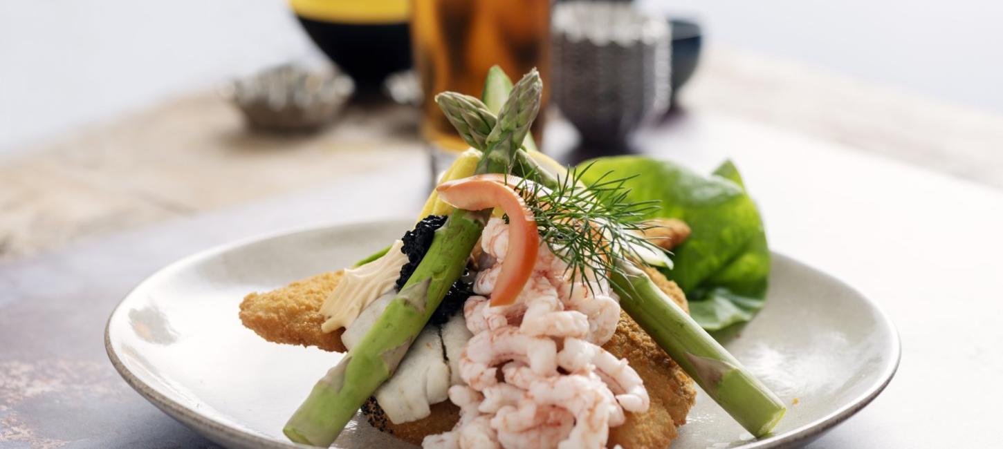 Smørrebrød med fisk og sjømat kalt stjerneskud som er en tradisjonell dansk rett