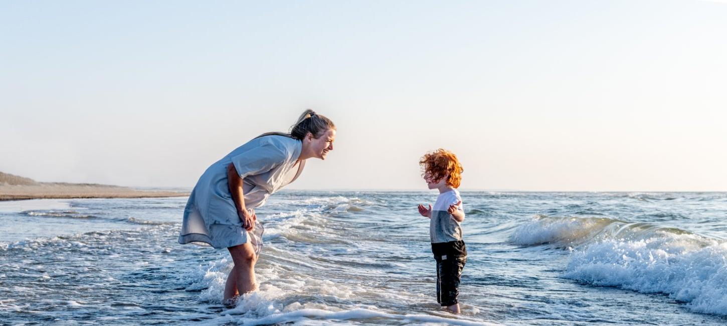 Mor og sønn på stranden i Nordjylland