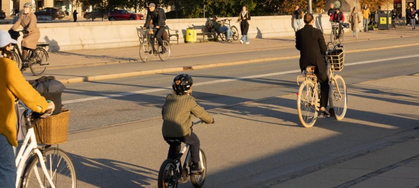 Sykler på Dronning Louises bro i København på høsten