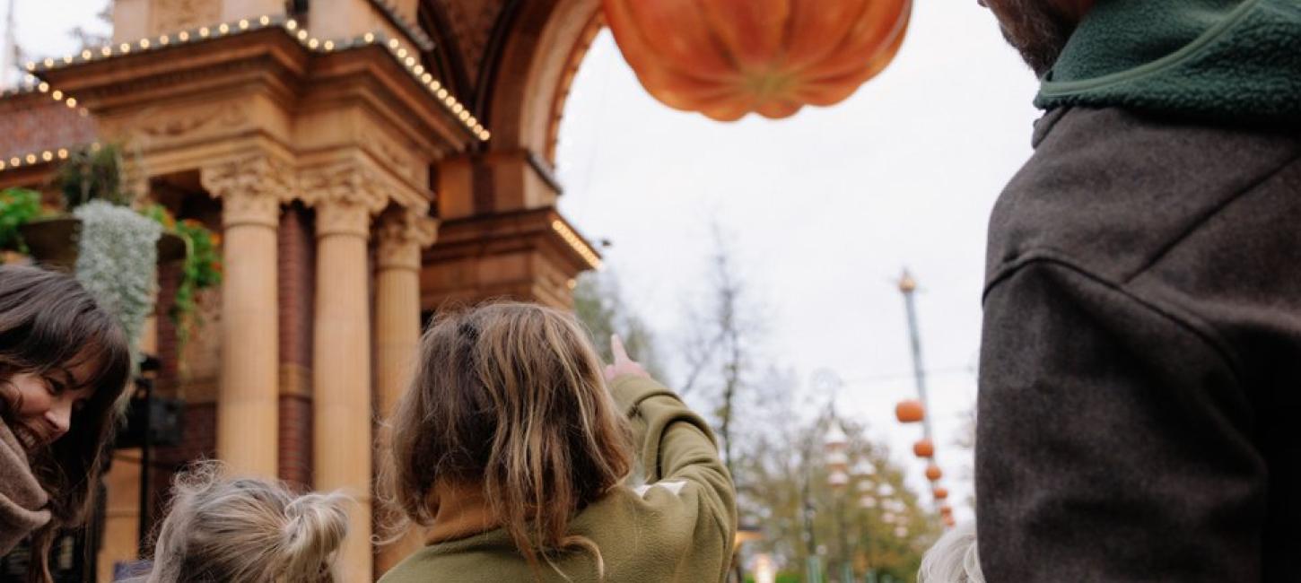 Familie på Tivoli i Købehavn pyntet til Halloween