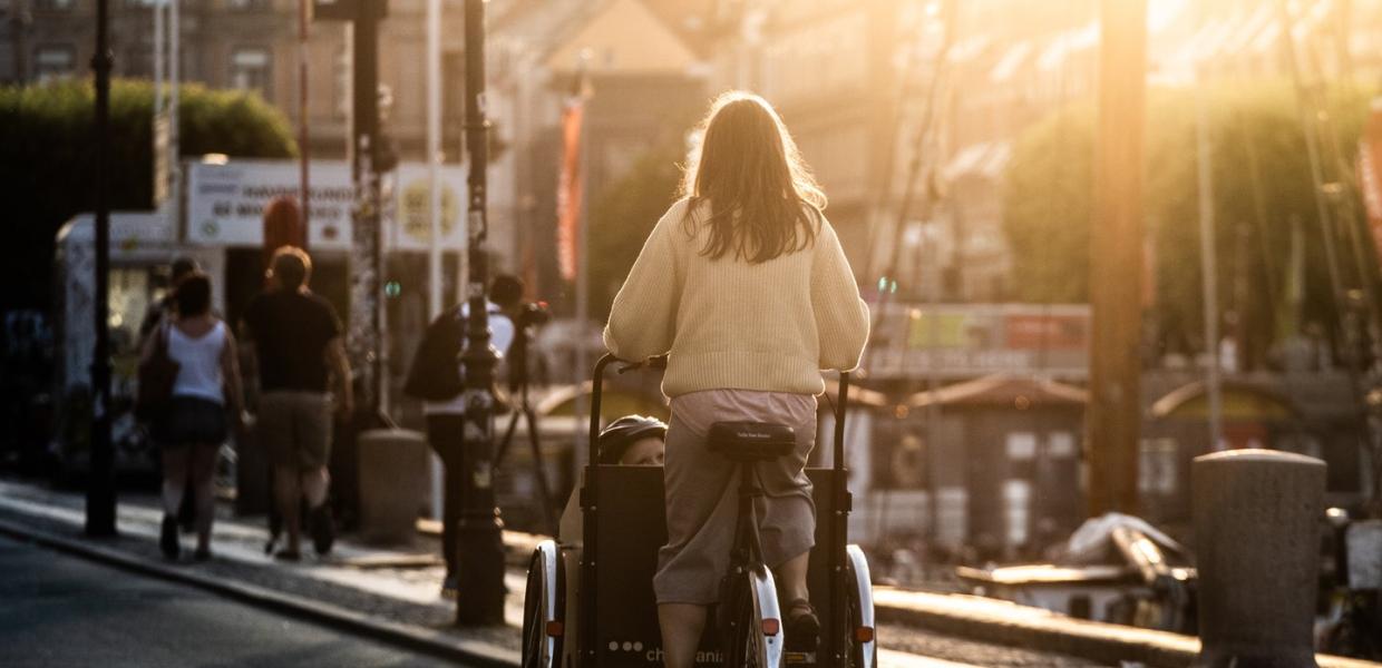 Kvinne på lastesykkel i København