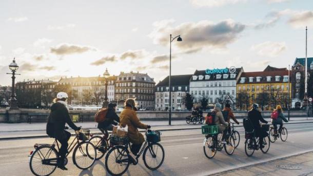 Cyclists on Dronning Louise's bridge