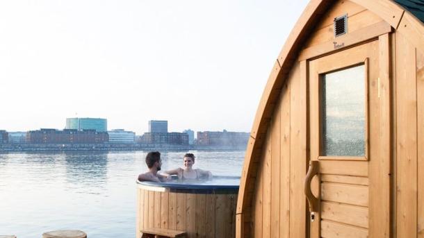 Par som bader i stampe og sauna på CopenHot i Copenhagen
