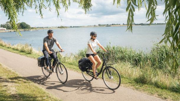 Bild von einem Paar mit E-Bikes auf Fahrradurlaub in Dänemark
