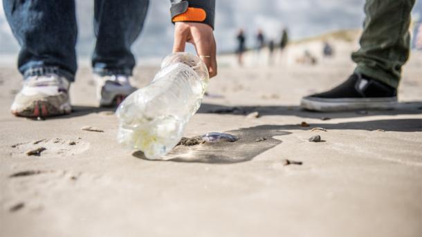 Strandrensing ved Hvide Sande i Danmark med Omhu: