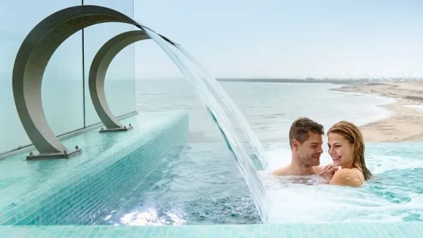 Par i utendørsbasseng på Marienlyst strandspa i Danmark