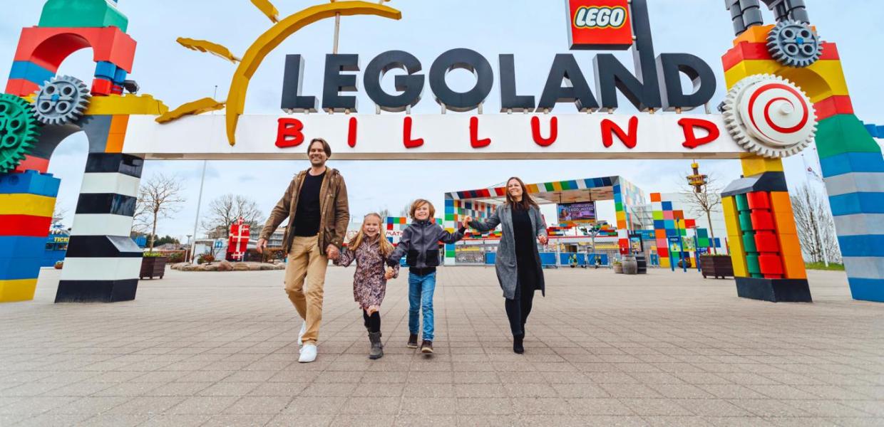 Familie ved inngangen til Legoland Billund