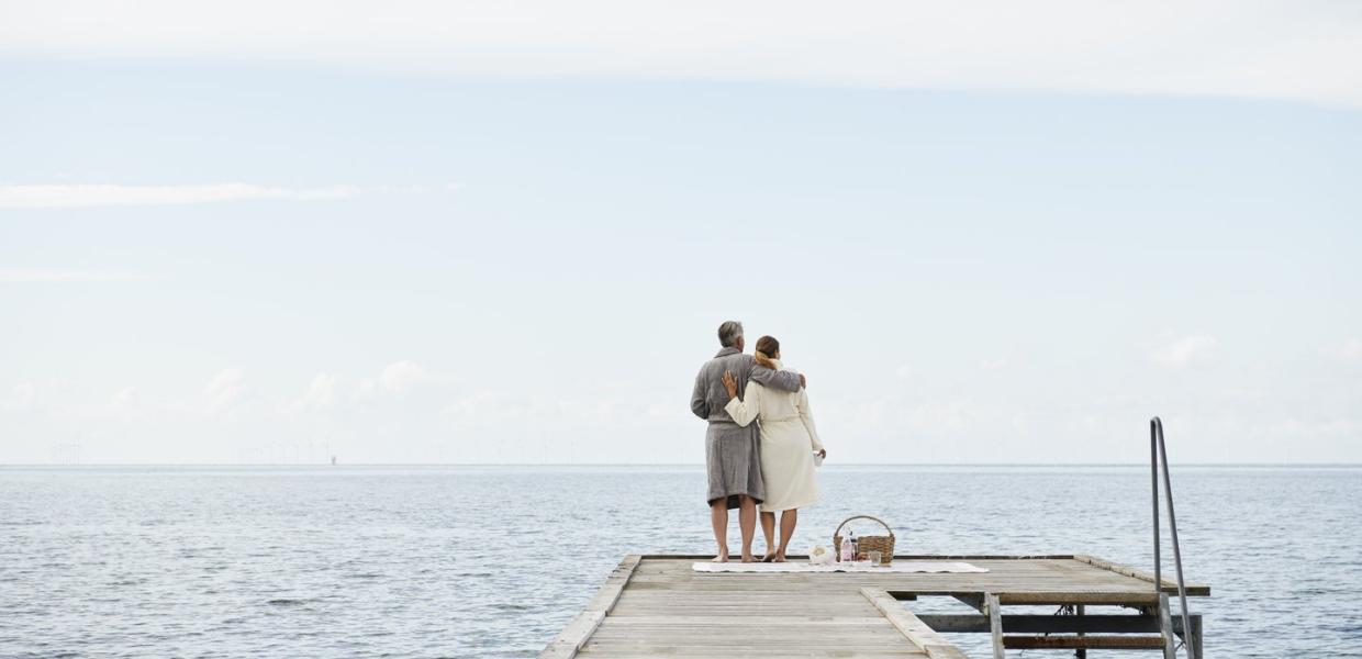 Par på badbro i Nysted i Danmark