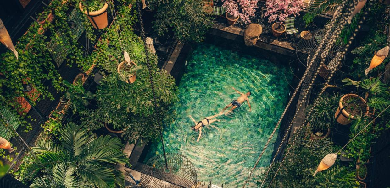 To som svømmer i bassenget Manon les Suites hotellet i København