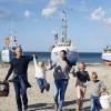 Familie leker på stranden på Thorup strand