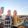 To kvinner tar selfie i Aalborg, Nordøstkysten, Denmark