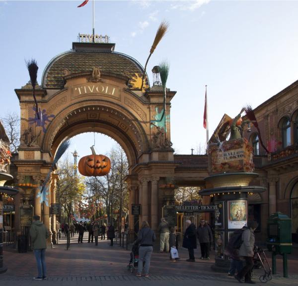 Inngangen til tivoli i København ved Halloween