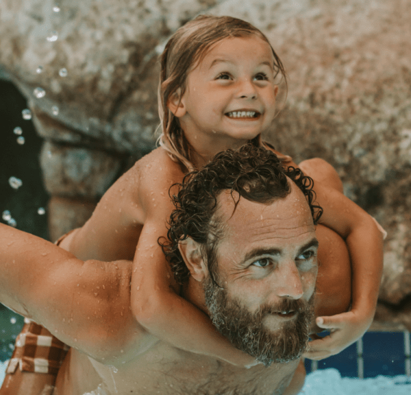 barn og voksen leker i Skallerup Seaside Resort Badeland