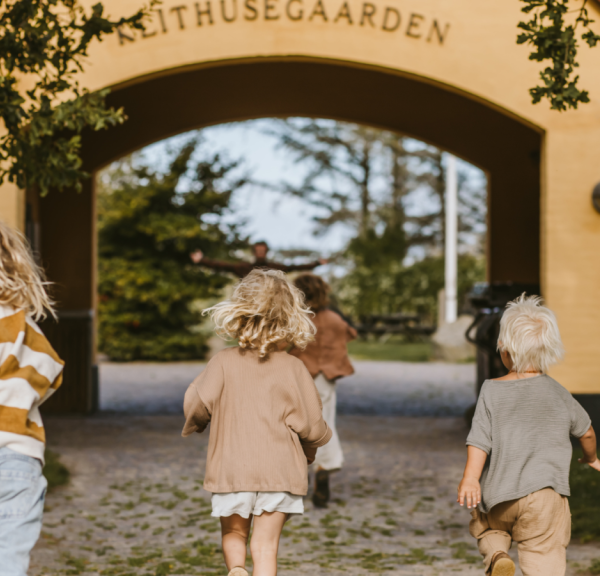Barn som løper mot dyregården ved Skallerup Seaside Resort i Nordjylland