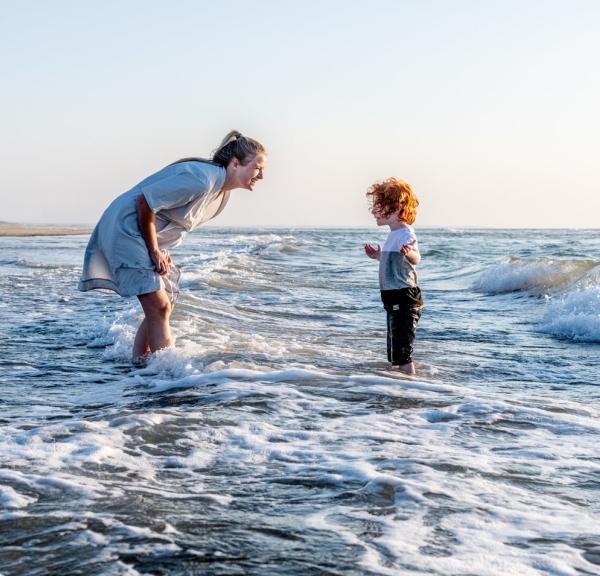 Mor og sønn på stranden i Nordjylland