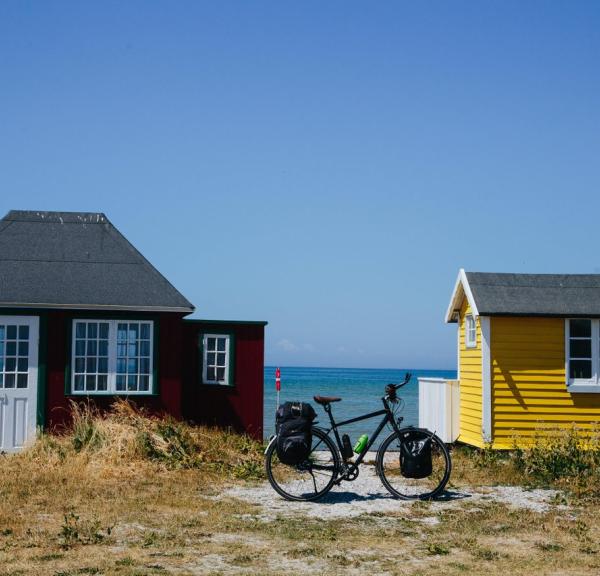 Sykkel og strandhus på Ærøskøbing strand på Ærø