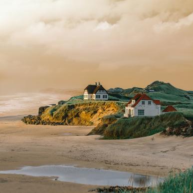 Hus på stranden ved Løkken i Nordjylland