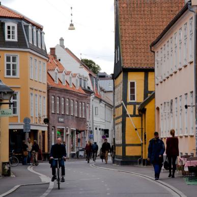 Mennesker som går i sjarmerende gater i Aarhus 