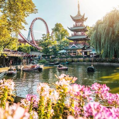 Karuseller og blomster i Tivoli i København på sommeren