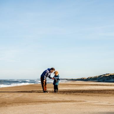 Familie på stranden i Klitmøller, Nordjylland