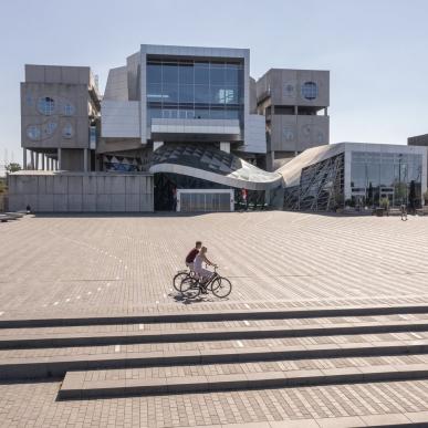 syklister passerer musikkens hus i Aalborg, Danmark