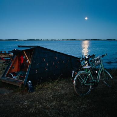 Hegnet shelter i solnedgang på stranden på øya Tåsinge, Fyn