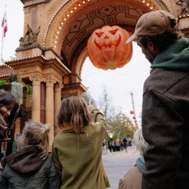 Familie på Tivoli i Købehavn pyntet til Halloween