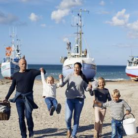 Familie leker på stranden på Thorup strand