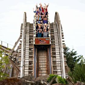 Berg og dal-bane med barn i Fårup Sommerland