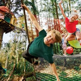 Kinder spielen mit Riesenbällen im WOW Park in Billund