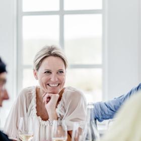 Lächelnde Frau in einem Gasthaus im dänischen Nordjütland