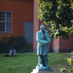 Statue af H C Andersen i Eventyrhaven, Odense