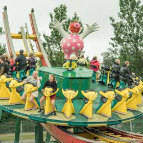 Gasten vermaken zich in een attractie in pretpark BonBon-Land in Denemarken