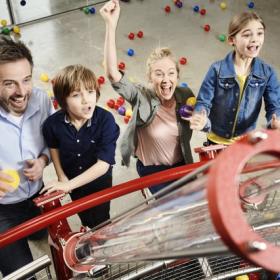 Een familie probeert een activiteit uit in het Universe Science Park in Denemarken