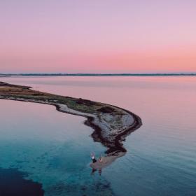 Dronebilde av Birkland øy i Fyn ved solnedgang