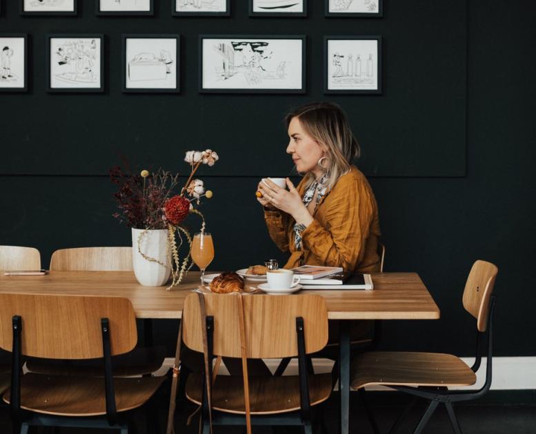 Kvinne på cafe på Glyptoteket i København