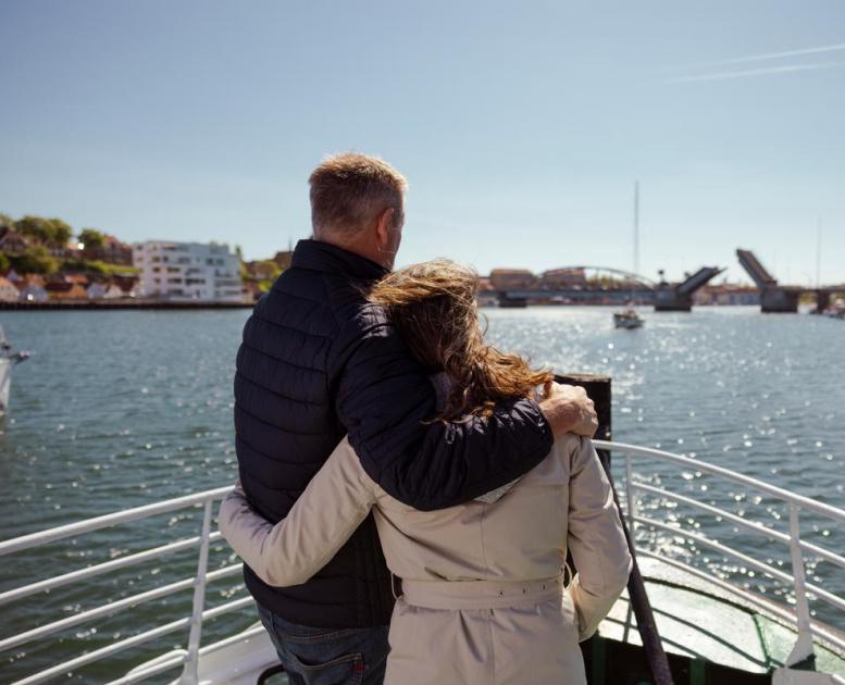 Par ombord på en ferge in Sønderborg i Danmark