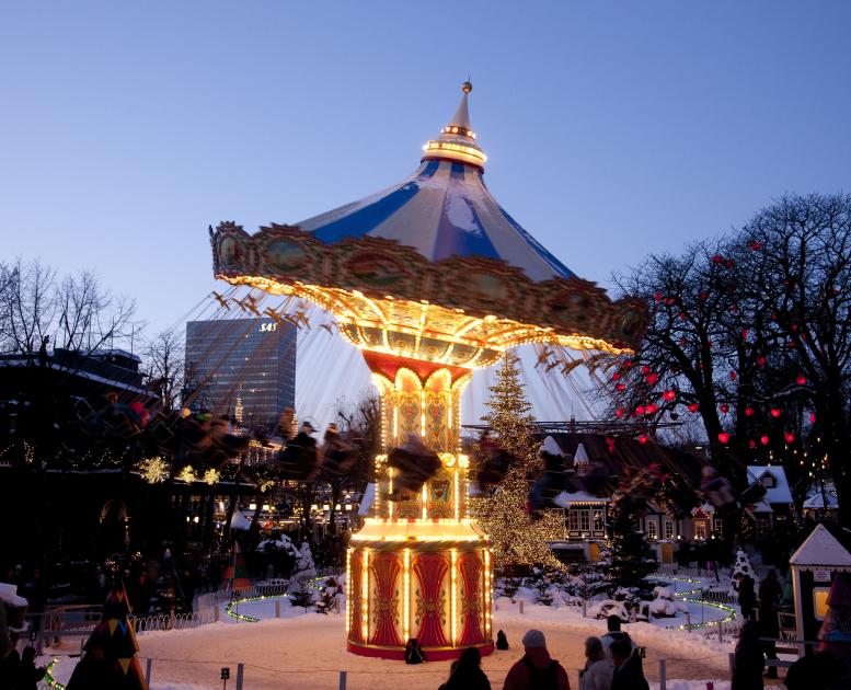 En karusell i desember i Tivoli i København